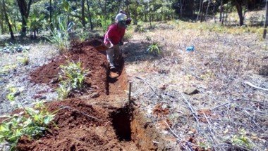 Construcción de obras de conservación de Suelo y agua estableciendo 5,000 metros lineales de Acequias de ladera tipo Trinchera y 15, 200 metros lineales de barreras vivas con Piña y Zacate de Corte.